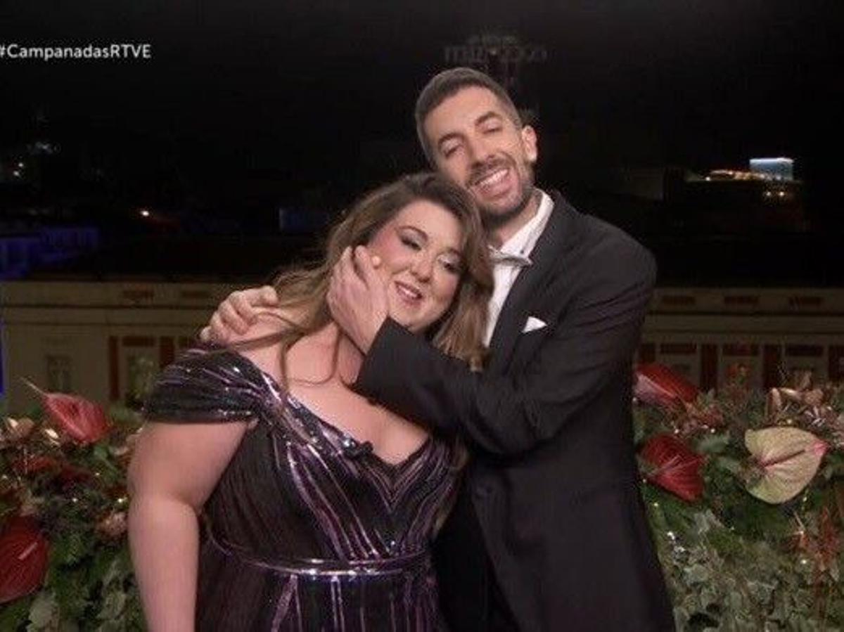 Lalachus y David Broncano se abrazan durante las campanadas