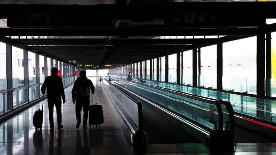 Imagen de un aeropuerto prácticamente vacío.