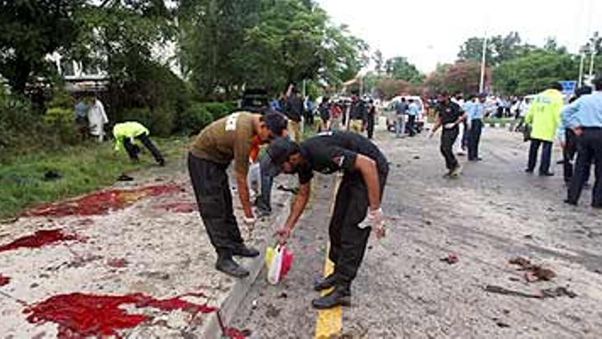 Más de 10 muertos y 40 heridos en un atentado suicida cerca de la Mezquita Roja de Islamabad