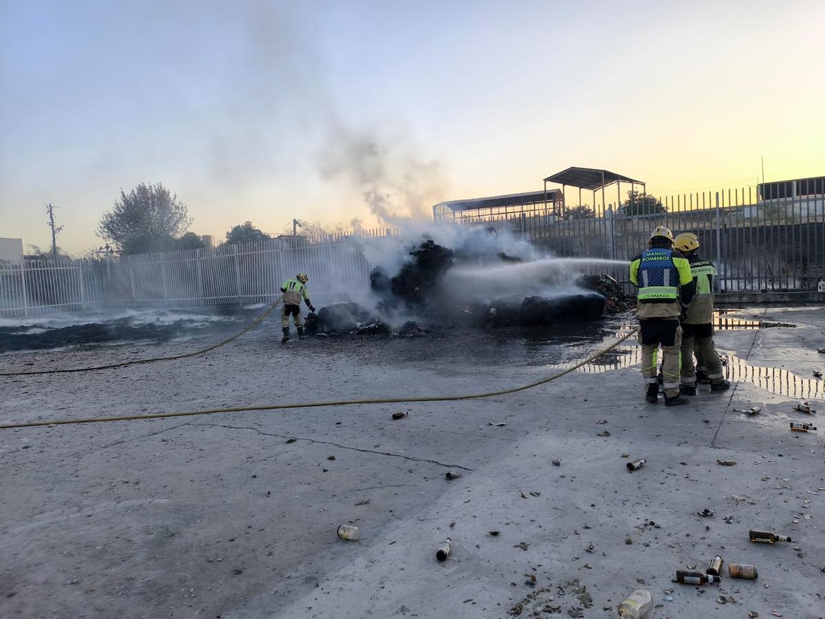 Fotogalería | Los bomberos sofocan el incendio que ha calcinado 20 coches en Mérida Fotogalería | Los bomberos sofocan el incendio que ha calcinado 20 coches en Mérida