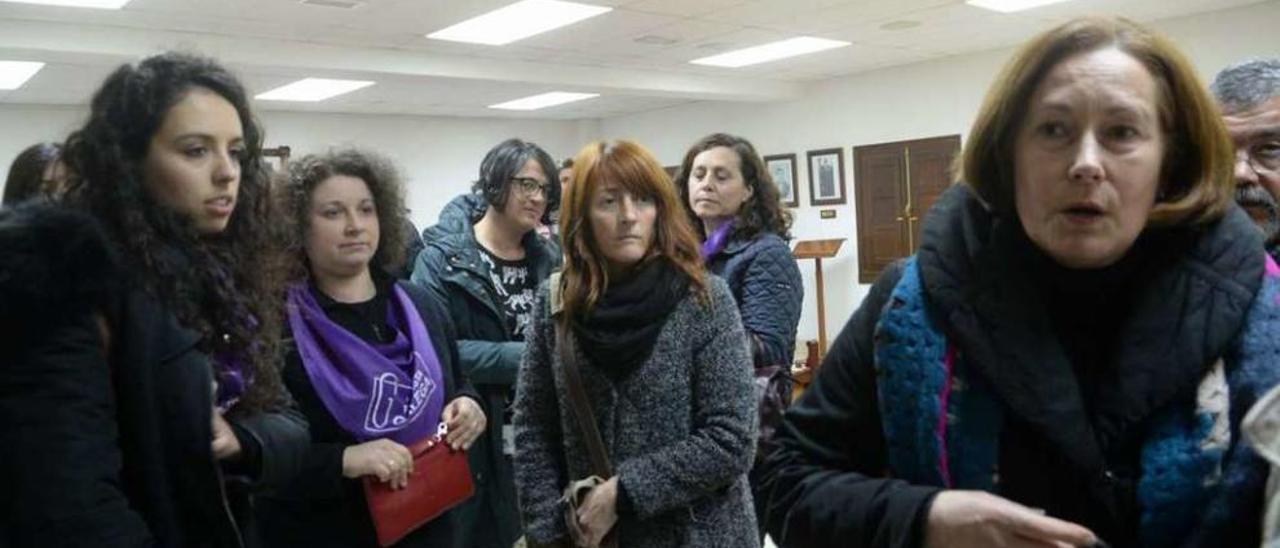 Algunas de las mujeres asistentes al pleno de Valga. // Noé Parga