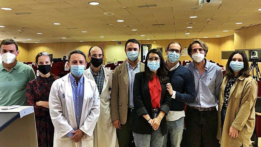 Por la izquierda, Diego González, Helena Padin, Manuel Bayona, Carlos Álvarez Laso, Rubén Sánchez, Valentina Sosa, Carlos Mateos, Christian Nuño y Macarena Dopazo, ayer, en el salón de actos del Hospital de Cabueñes.