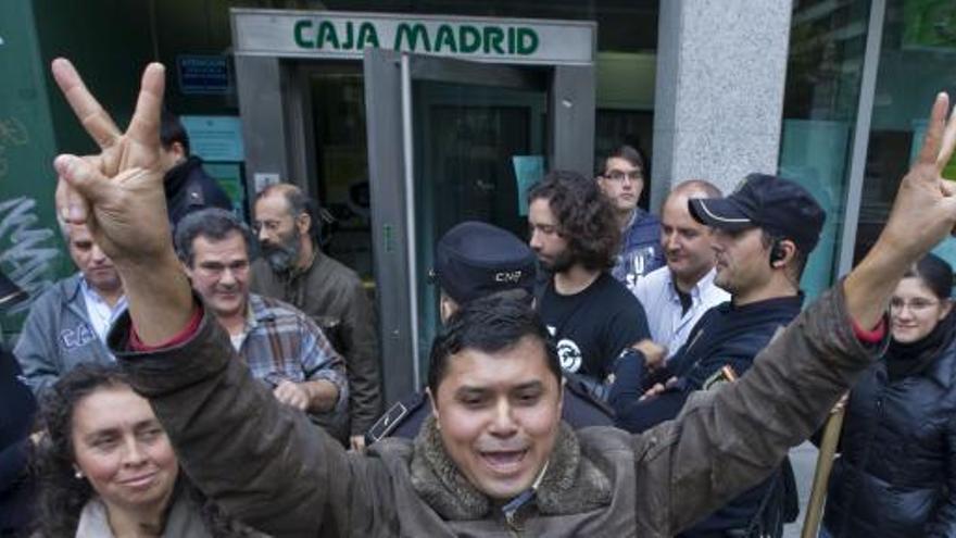 José Salomón Ramírez celebra la paralización del desahucio con los integrantes del 15-M