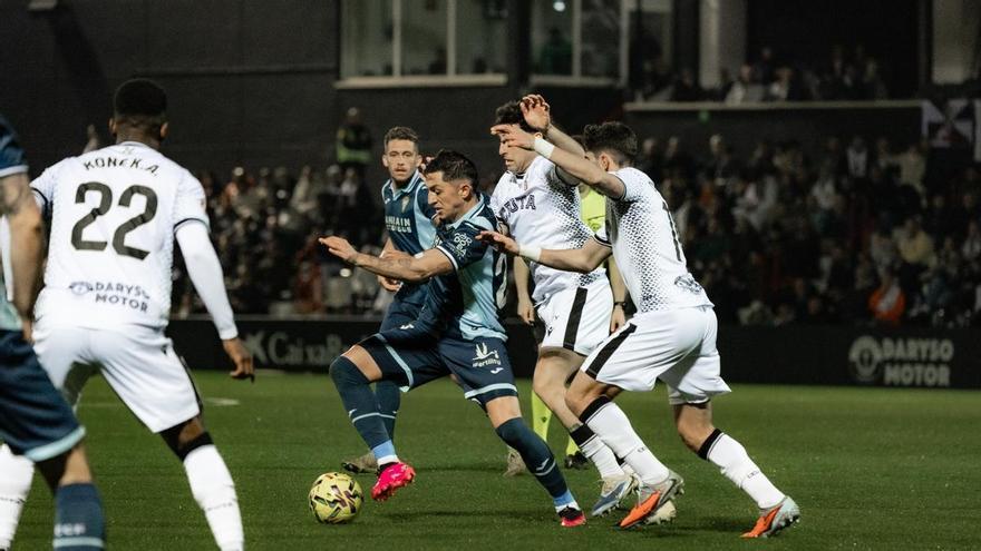 El Córdoba CF paga sus errores defensivos en Ceuta y desaprovecha su asalto al 'play off'