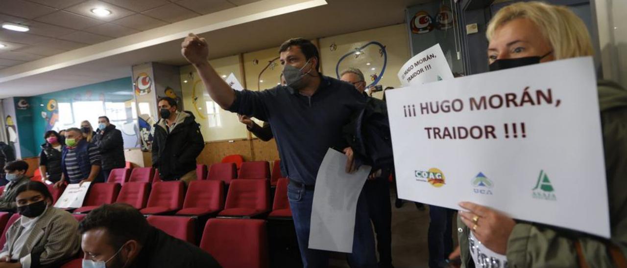 Los ganaderos revientan la charla de Hugo Morán con sus protestas