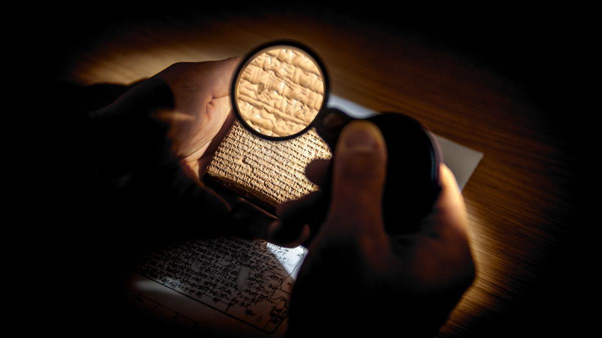 Fragmento de una tablilla cuneiforme.
