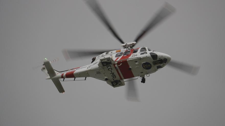 Recerca i rescat amb helicòpter d&#039;una dona que havia caigut al mar a Sant Feliu