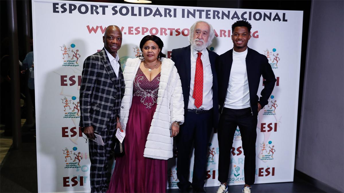 Ansu Fati, con sus padres y Josep Maldonado en el acto solidario