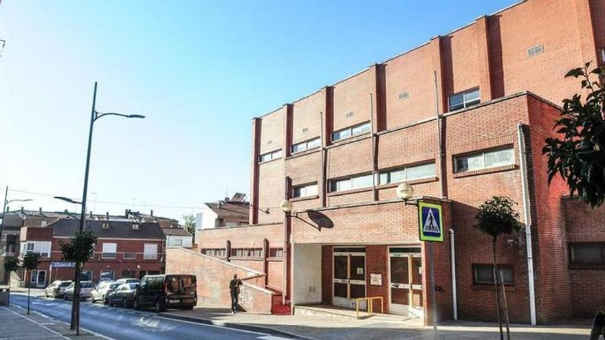 Acaba con un traumatismo craneal tras chocar contra un coche aparcado en Plasencia