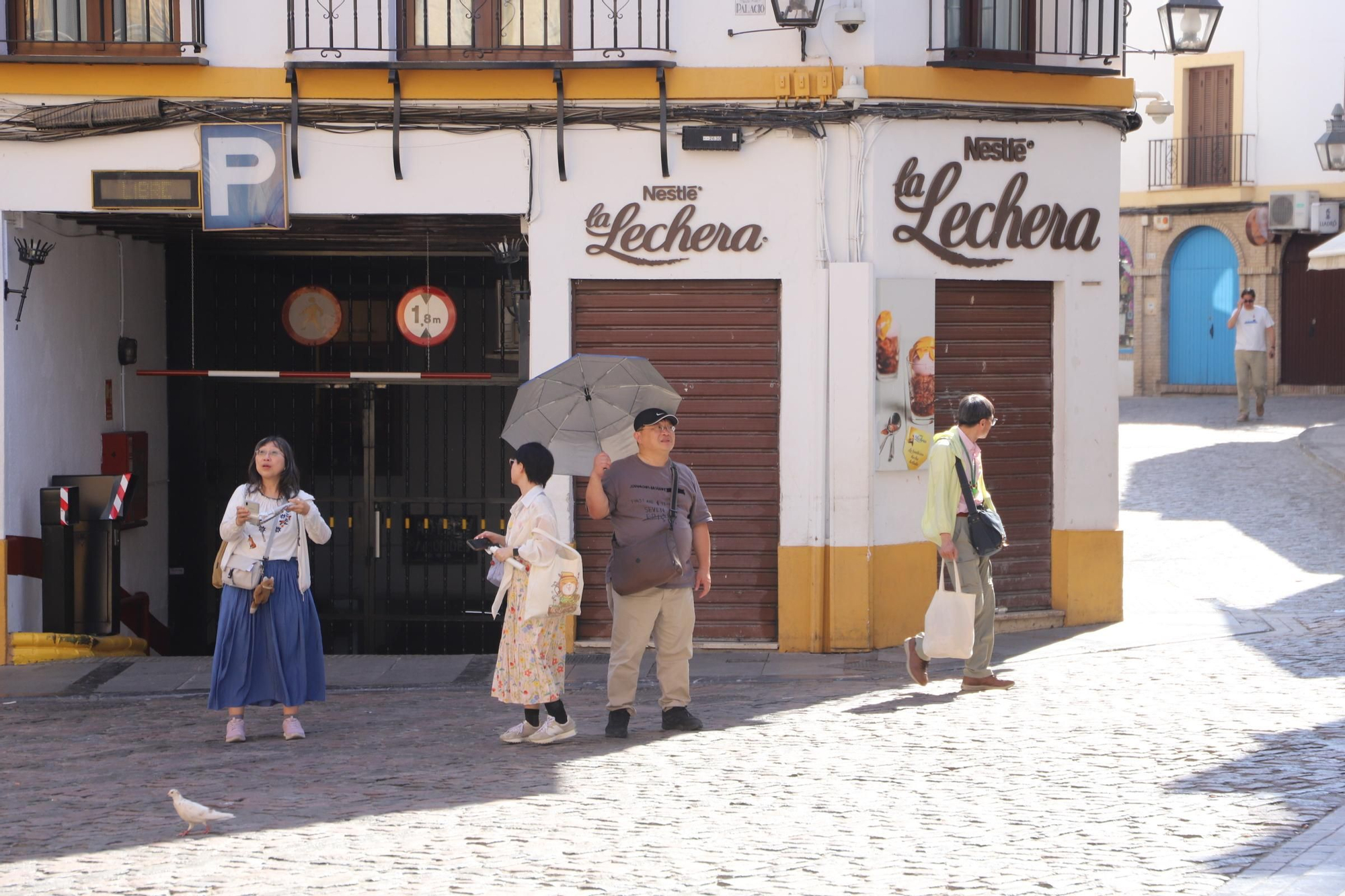 Los turistas disfrutan de Córdoba pese al calor