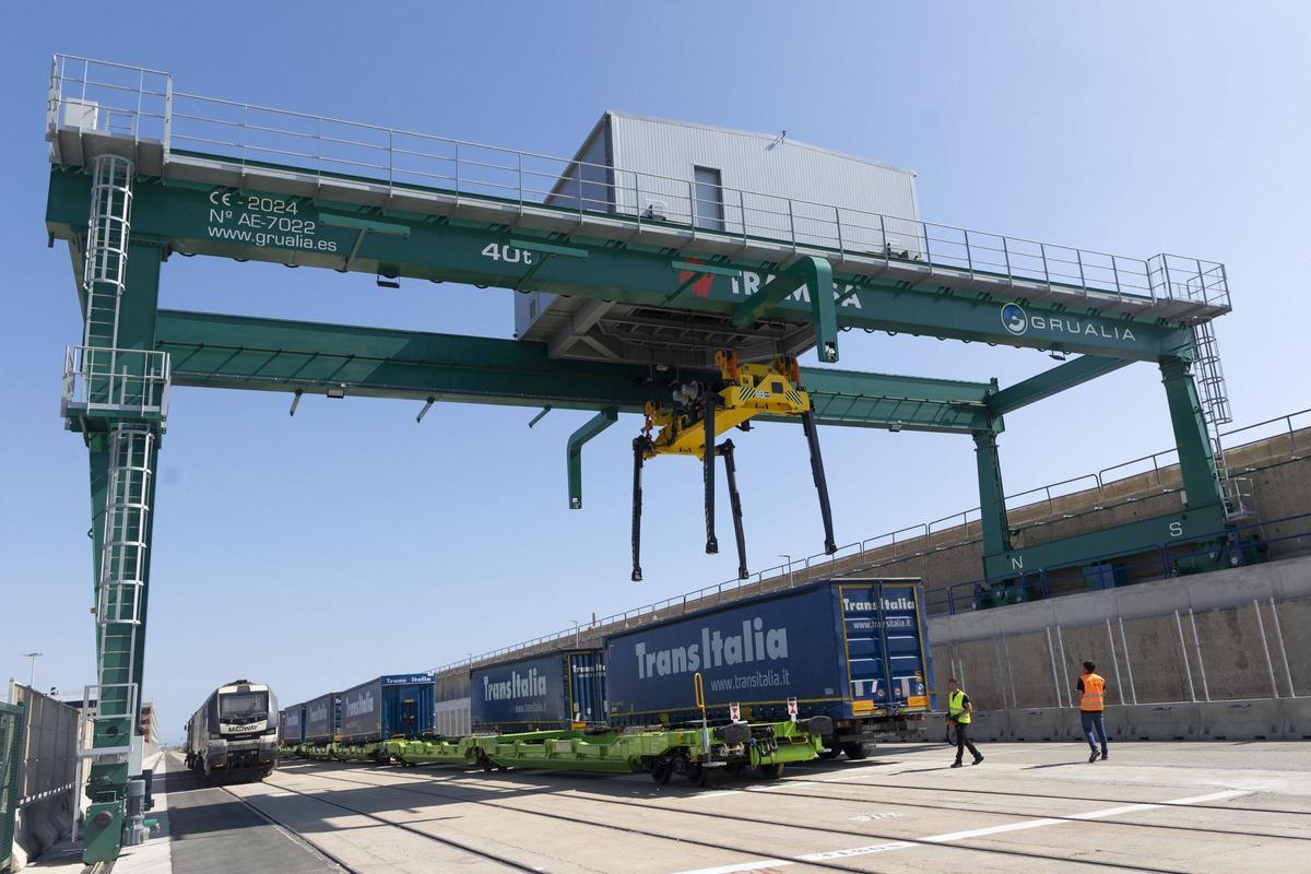 Terminal de carga de contenedores en la que opera TransItalia en el puerto de València