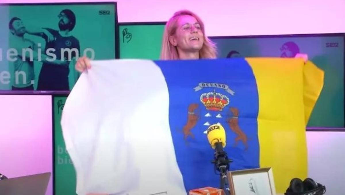 Henar Álvarez con la bandera canaria en 'Buenismo bien'.