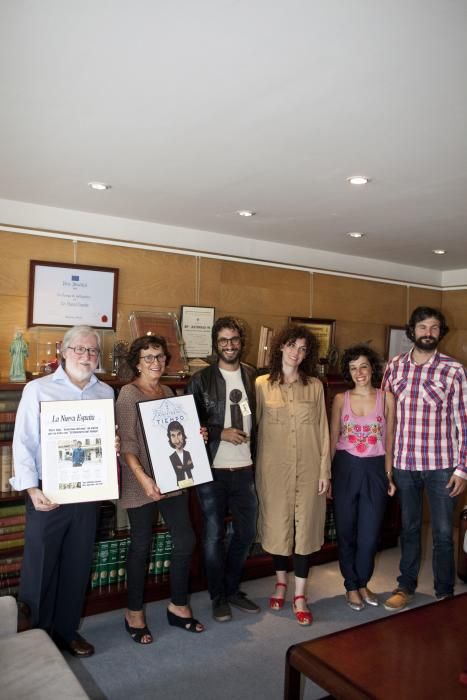 Entrega del premio Asturiano del Mes a Marc Vigil, director de la serie el 'Ministerio del tiempo'