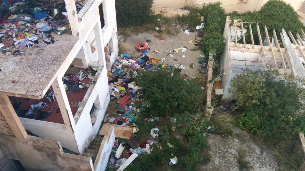 Los vecinos de la calle Corb Marí denuncian una plaga de ratas en un solar abandonado