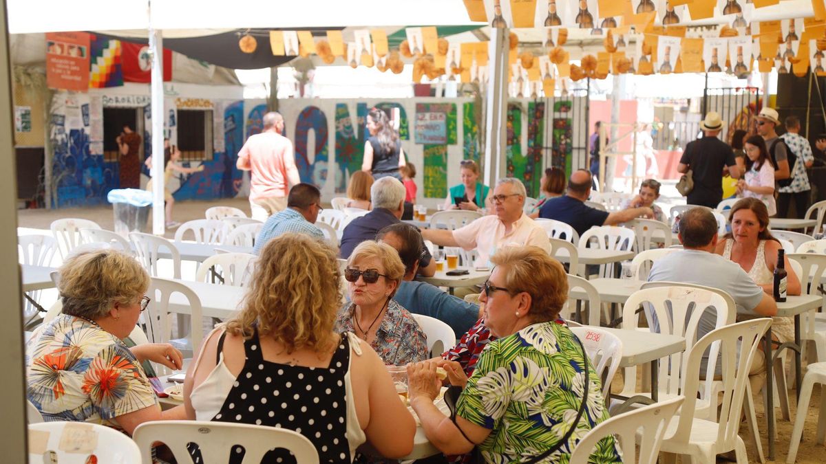 Interior de la caseta de ASPA, a la hora del almuerzo.