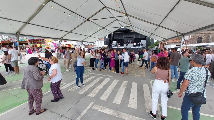 Bailes, selfies y algodón de azúcar en la animada sesión vermút de la Fiesta do San Antón en O Castiñeiriño