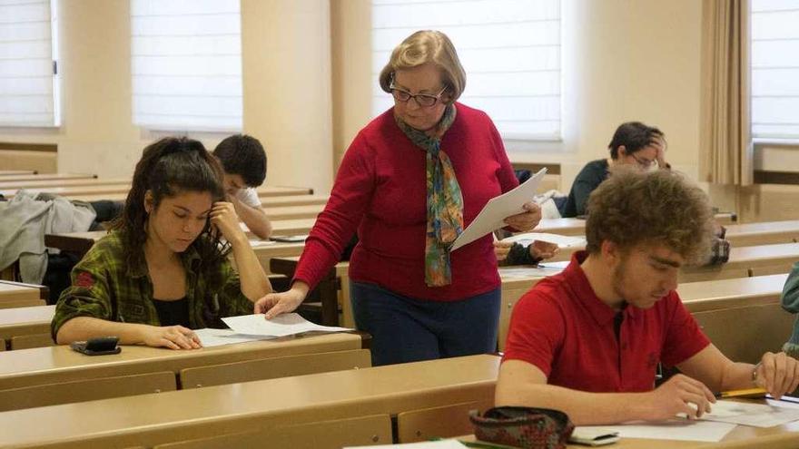 Una profesora entrega los exámenes de la prueba en un aula de la Escuela Politécnica.