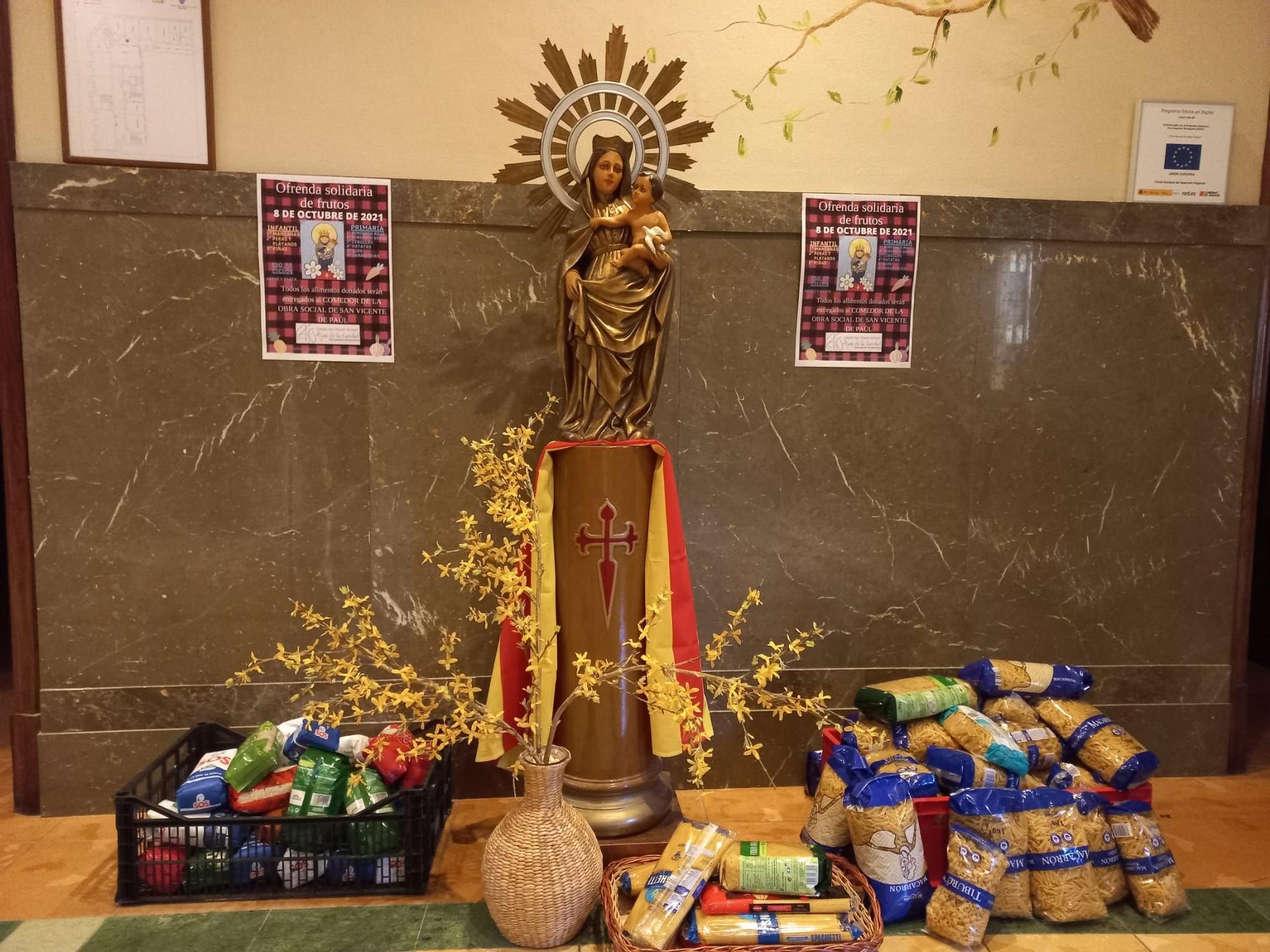 La imagen de la Virgen del Pilar en el recreo del colegio, con los alimentos depositados bajo sus pies.