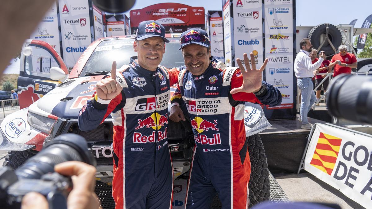 Al-Attiyah y su copiloto Baumel celebran el triunfo en la Baja Aragón.