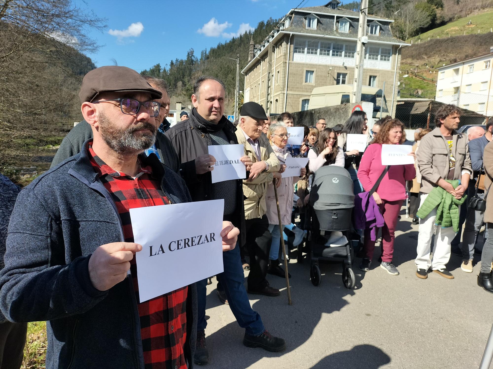 Protesta en Navelgas por la falta de médicos