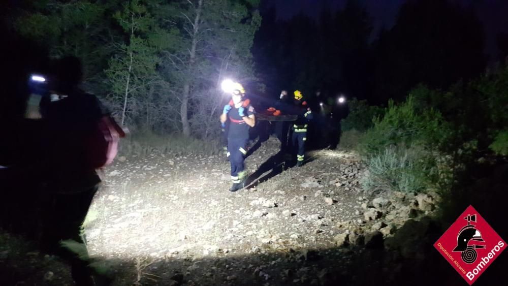 Los bomberos rescatan en Benidorm a una mujer que practicaba senderismo y se rompió la tibia en una caída