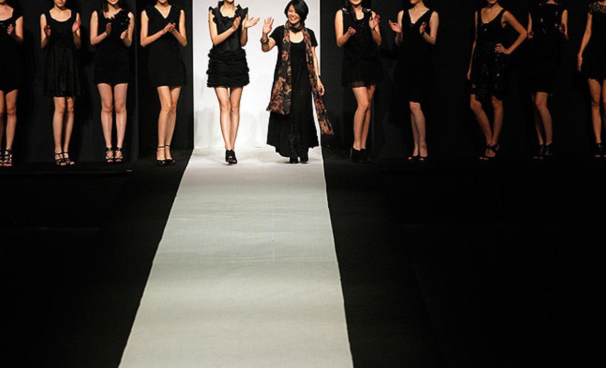 Models xineses llueixen les creacions de Li Xiaoyan (al centre), durant una desfilada a la Setmana de la Moda Xinesa, a Pequín.