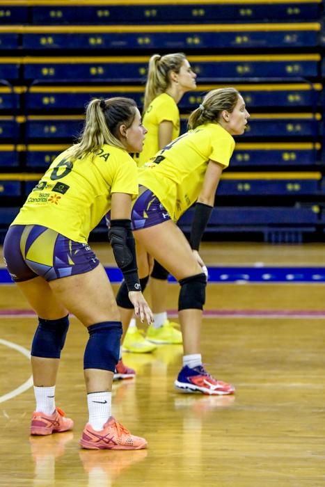 25-02-20 DEPORTES. CENTRO INSULAR DE LOS DEPORTES. LAS PALMAS DE GRAN CANARIA. Entrenamiento y foto de grupo del equipo femenino de volleyball IBSA 7 Palmas.    Fotos: Juan Castro.  | 25/02/2020 | Fotógrafo: Juan Carlos Castro