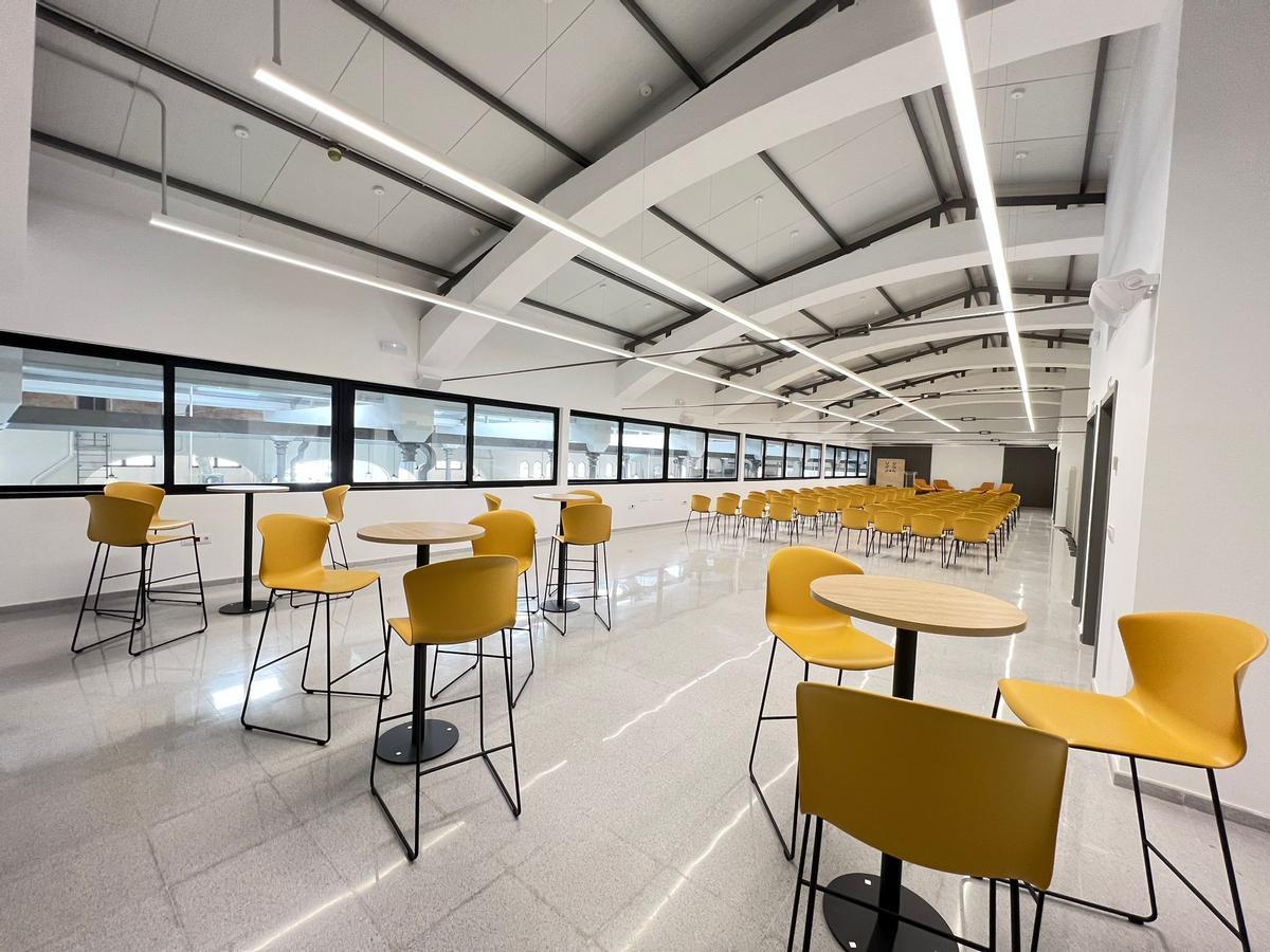 Sala de conferencias en una de las habitaciones del edificio.