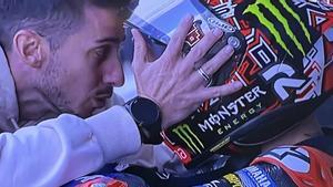 El francés Fabio Quartararo (Yamaha) es consolado por su asistente y amigo, Thomas Maubant, tras perder la carrera en Silverstone.