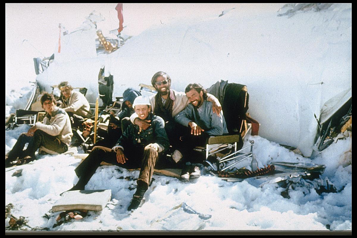 Los supervivientes del milagro de Los Andes, en una fotografía tomada poco después del accidente. 