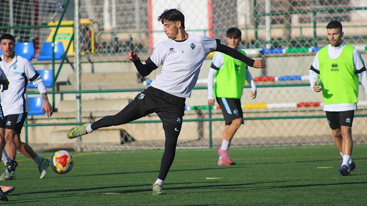 El mediocentro Toni Gabarri liderará el centro del campo del Castellón B en Alcoy.