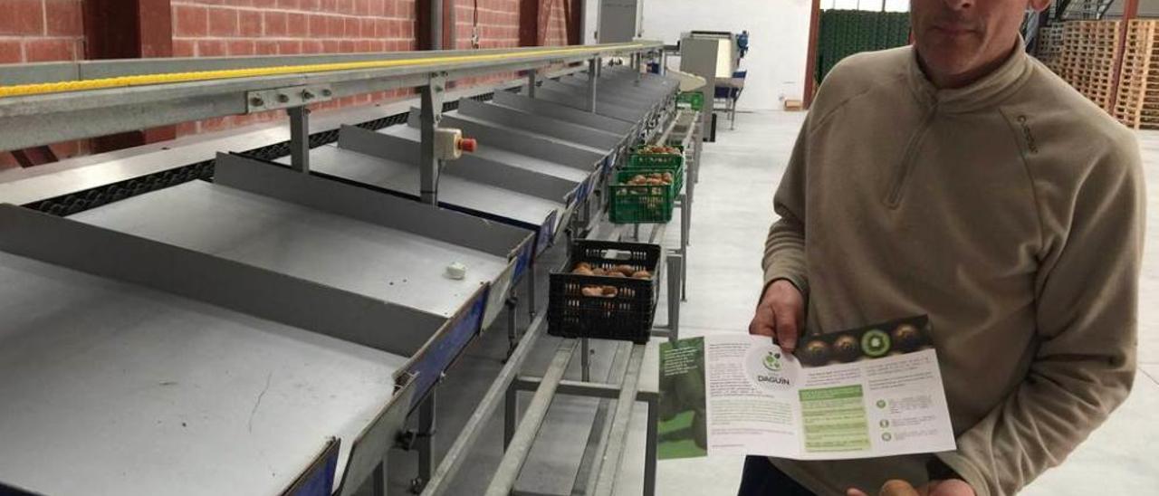 El capataz de la finca de Vega de Aguín, Valentín Carrocera, junto a la máquina de clareo en el polígono de Lleu.