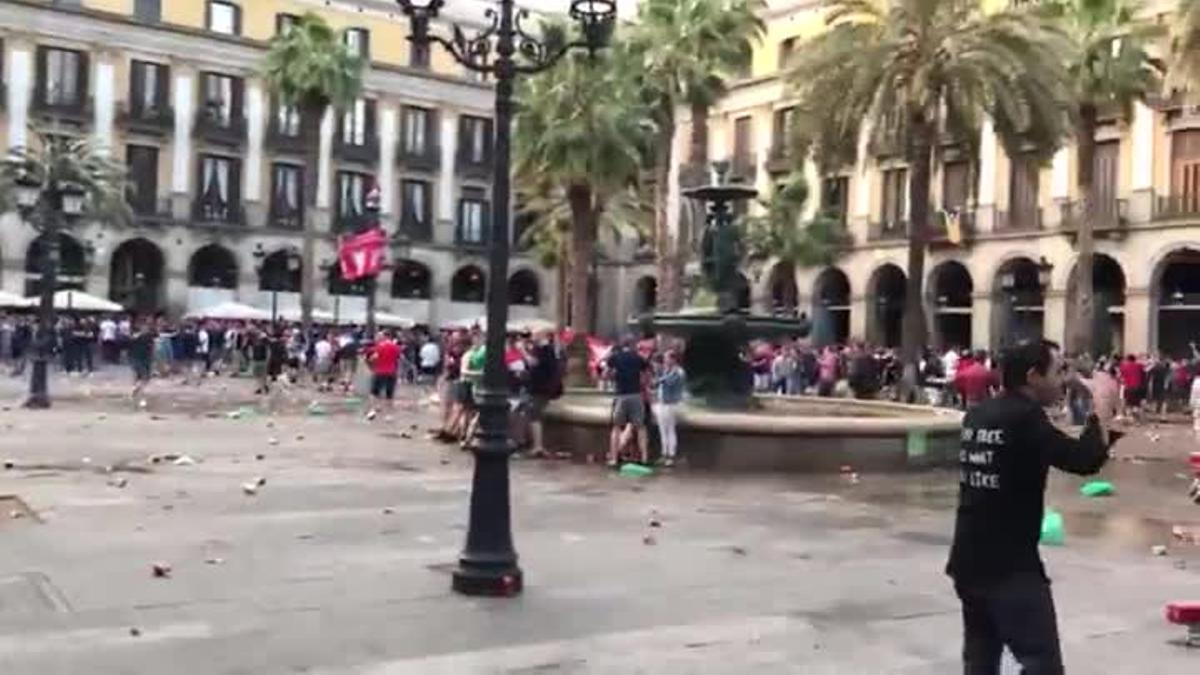 Detenidos seis 'hooligans' del Liverpool por disturbios y agresiones en la plaza Reial