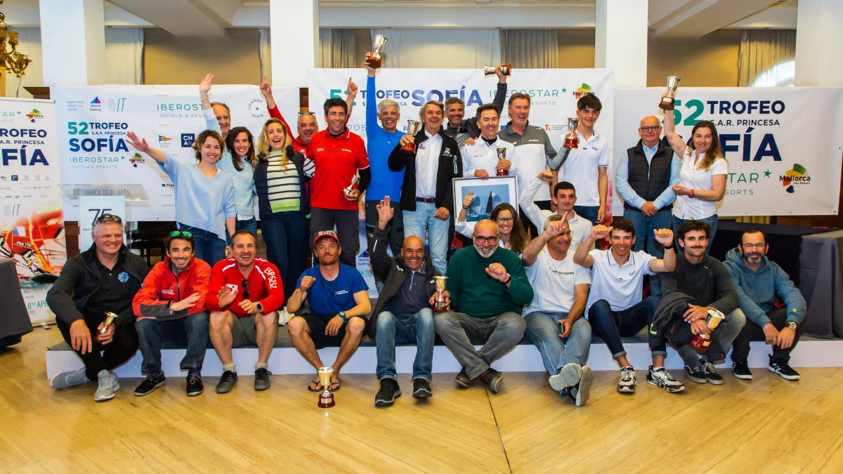 Los ganadores posan en el Real Club Náutico de Palma.