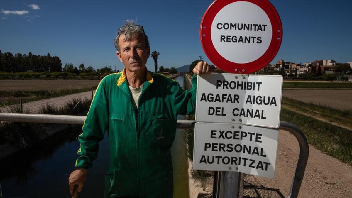Albert Pons, frente uno de los canales de riego.
