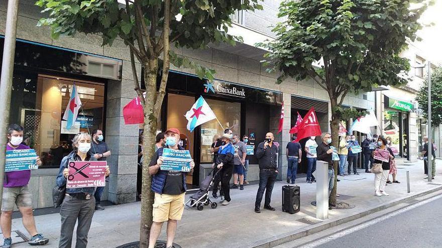 Una protesta sindical contra los recortes de empleo en la banca, ante una oficia de CaixaBank.   | // L.O.