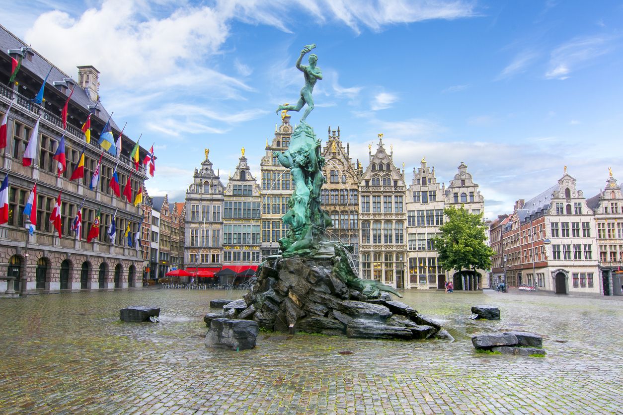 Fuente de Brabo en Plaza del mercado en Amberes, Bélgica