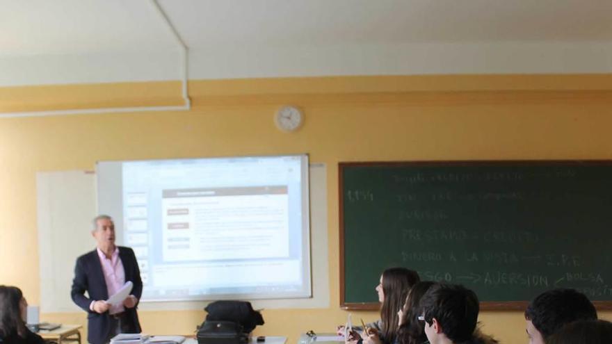 José Ramón Avello, al fondo, durante una de las explicaciones.