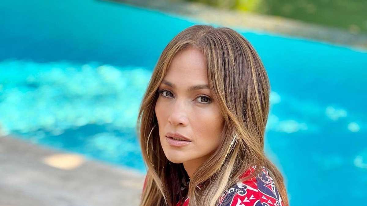 Jennifer Lopez, con kaftán o kimono en una piscina