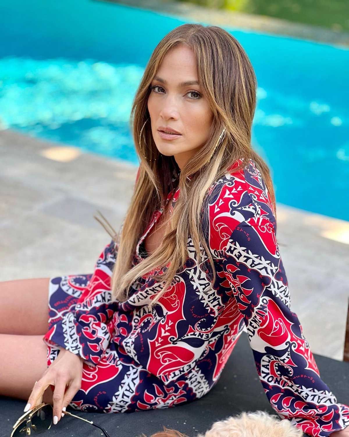 Jennifer Lopez, con kaftán o kimono en una piscina