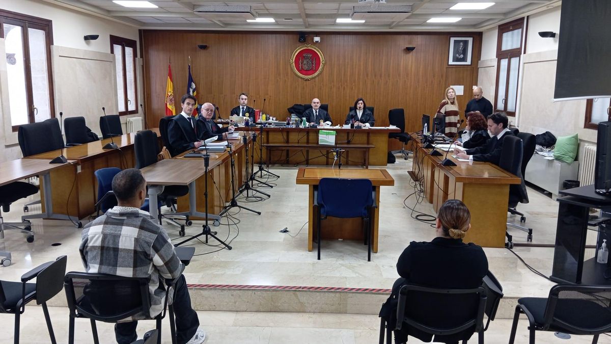 Los dos acusados, durante el juicio en la Audiencia Provincial de Palma.