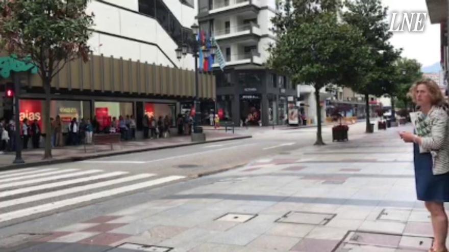 Granizada en Oviedo: Los granizos sorprenden a los transeúntes de la calle Uría