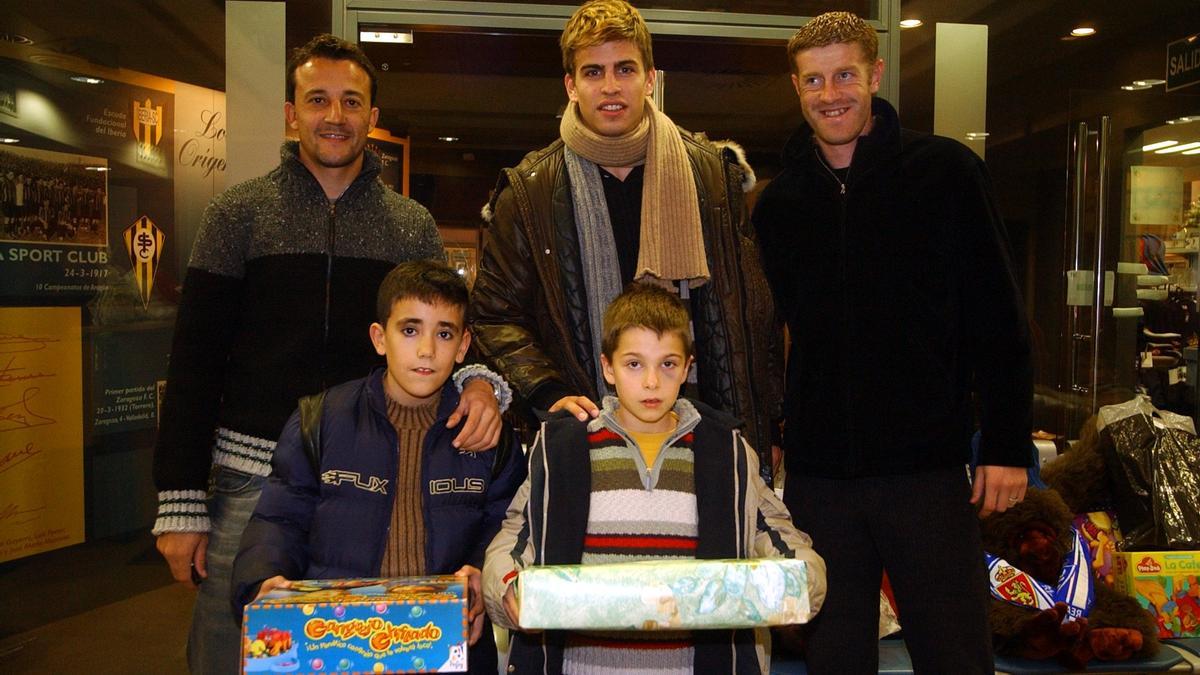 FOTOGALERÍA | Piqué, Sergio Fernández y César Sánchez en un acto benéfico con los aficionados