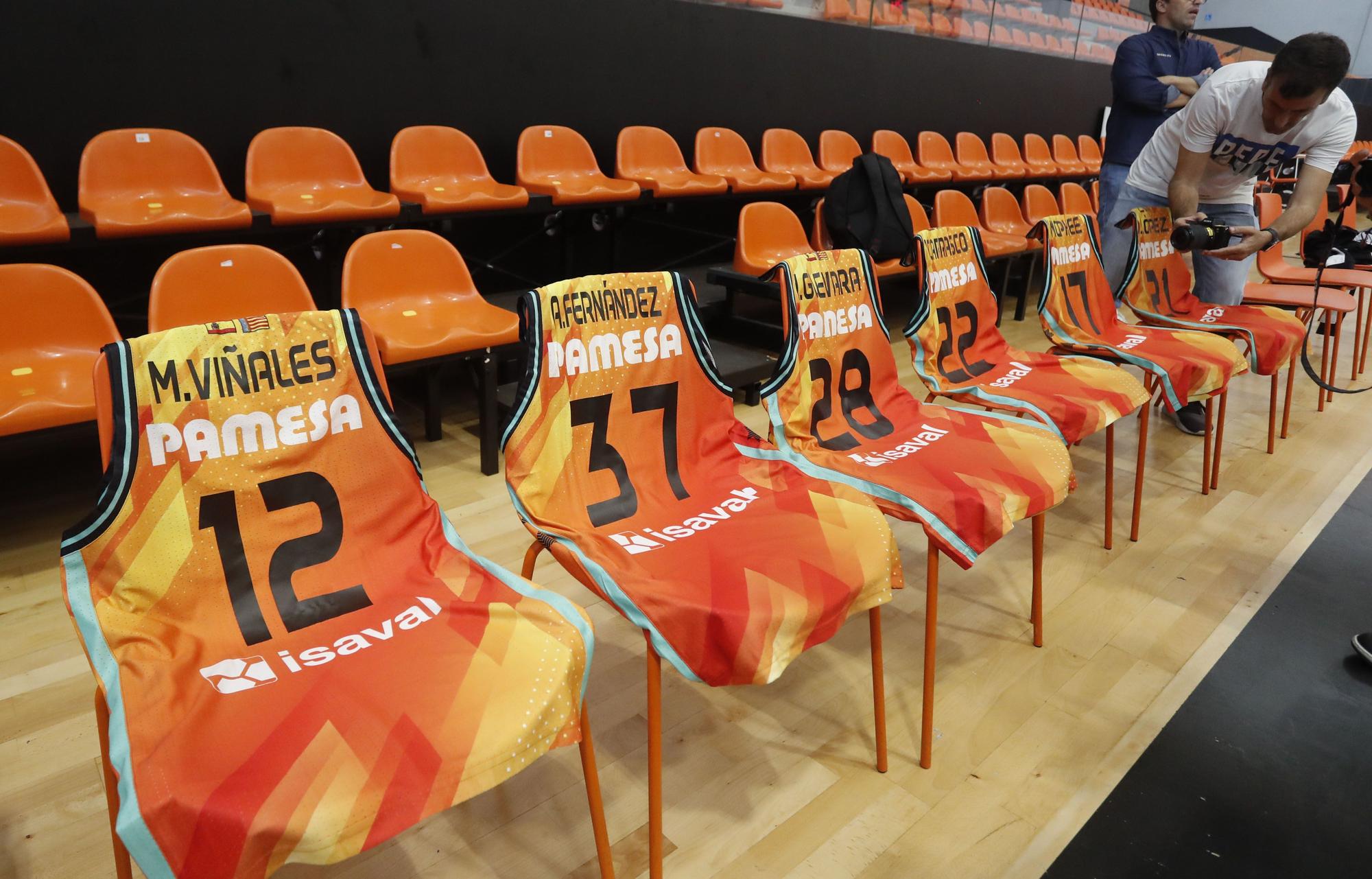 Los pilotos del Mundial de Motociclismo juegan a baloncesto en L´Alqueria del Basket