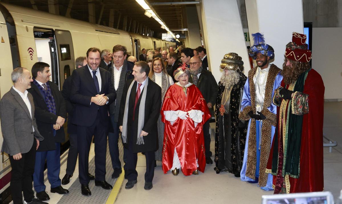 Óscar Puente, a su llegada a Vigo el 5 de enero de 2024 junto a Abel Caballero, otros cargos institucionales y los Reyes Magos.