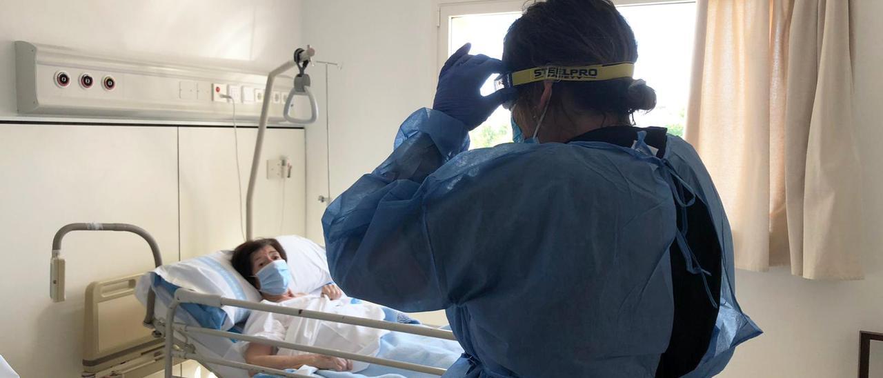 Una médico visita a una de las pacientes del área de covid en Ibiza.
