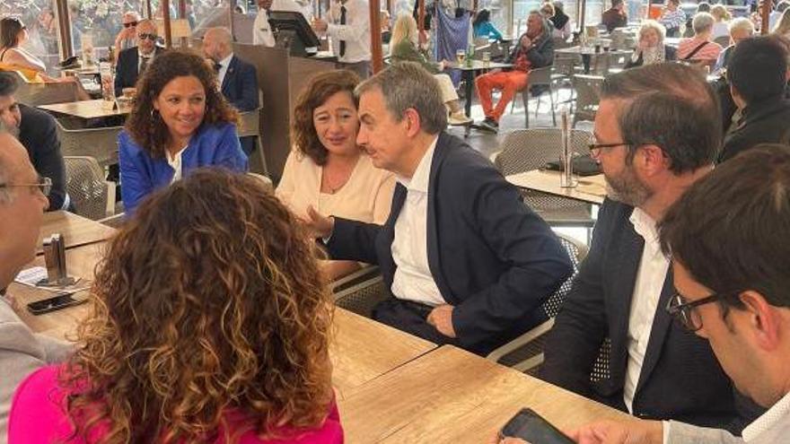 Zapatero departe con Armengol y dirigentes del PSIB en el bar Bosch.