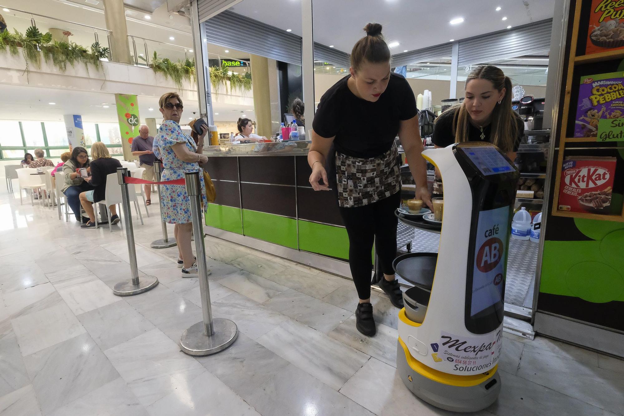 Robot camarero en el Centro Comercial Las Arenas