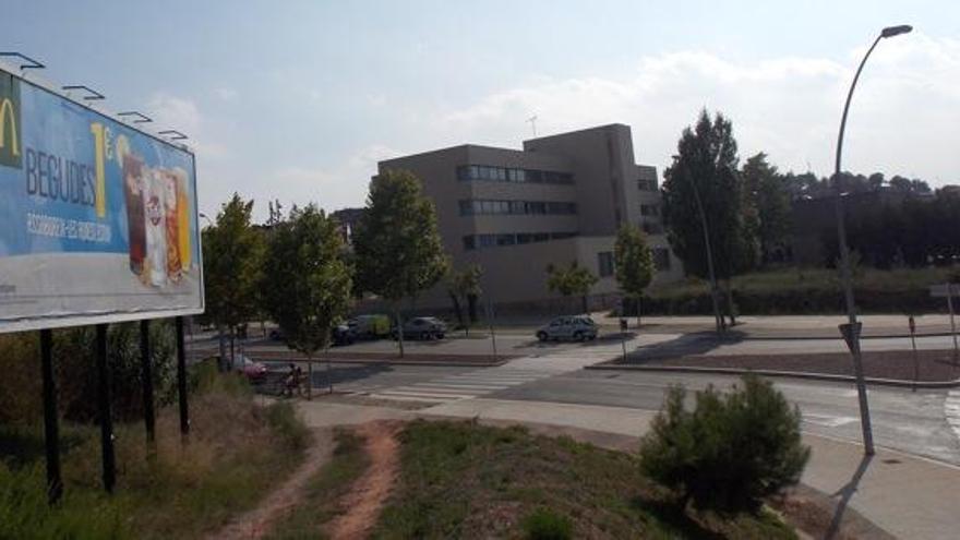 En primer terme, un cartell de McDonald&#039;s. A l&#039;altre cantó de l&#039;avinguda, els terrenys on anirà