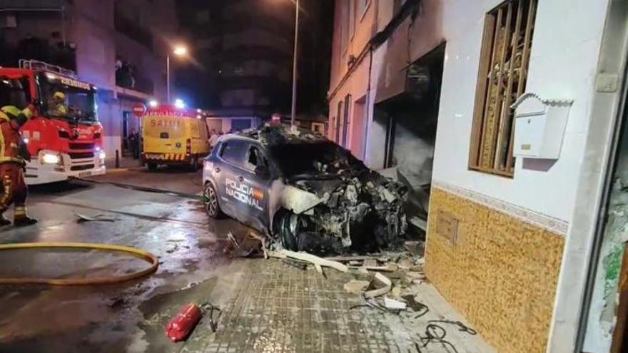 Rescatan a una mujer de su casa incendiada por el choque de un coche policial en Valencia